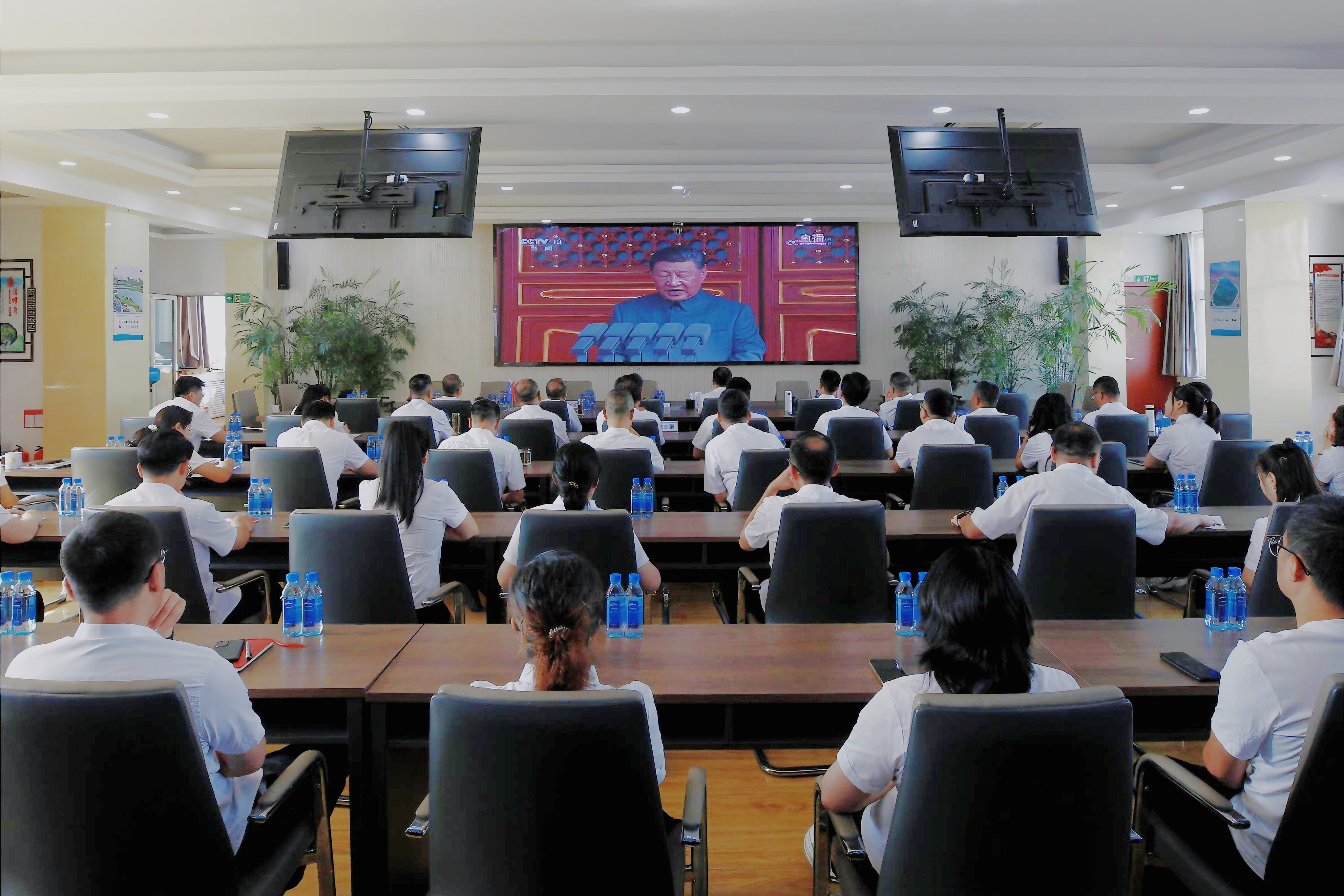 铭记历史，致敬英雄！万象城(中国)组织观看纪念抗战胜利80周年阅兵式直播